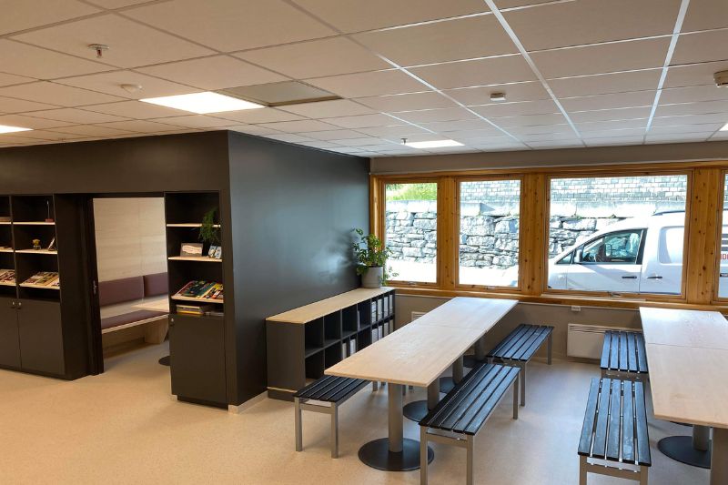 Lyst og trivelig kontorlandskap med arbeidsstasjoner for 4 mennesker.
